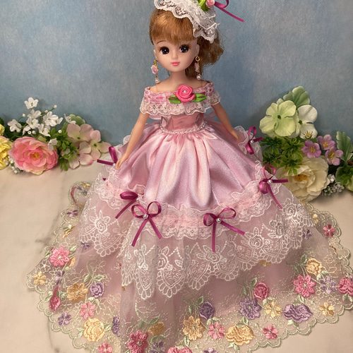 ピンクサテンドレス - 花の刺繍とフリルの可愛い着せ替え服 その他人形 