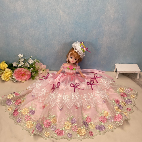 ピンクサテンドレス - 花の刺繍とフリルの可愛い着せ替え服