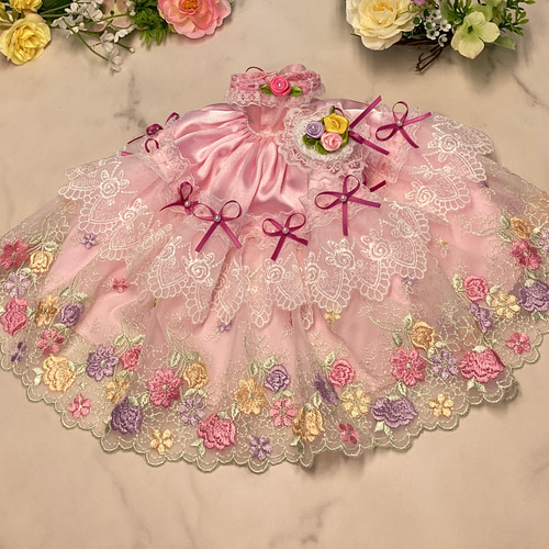 ピンクサテンドレス - 花の刺繍とフリルの可愛い着せ替え服