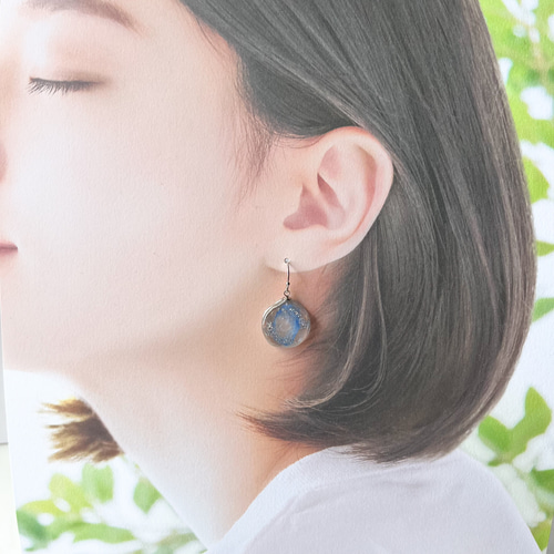 シェルピアス イヤリング マイカ風シェルのニュアンスブルーピアス ※イヤリング変更可 ピアス