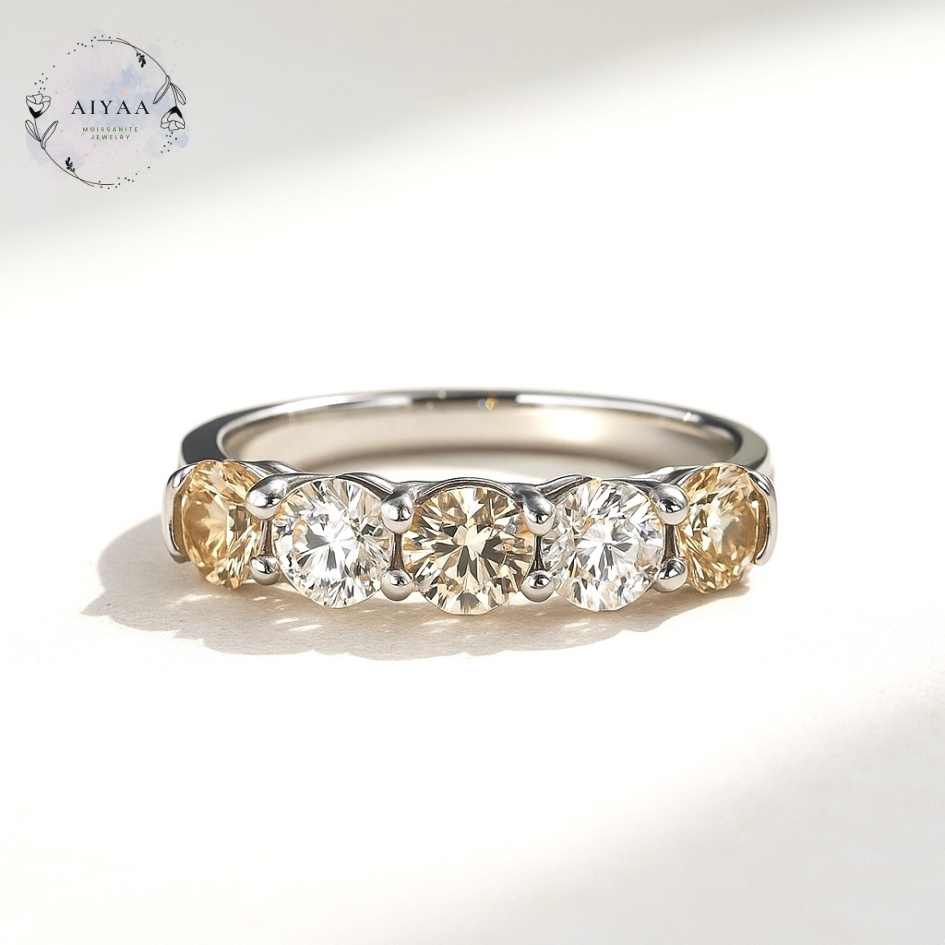 モアサナイト 5石ハーフエタニティリング 4mm シャンパンゴールド × Dカラー｜輝きが際立つ人気デザイン