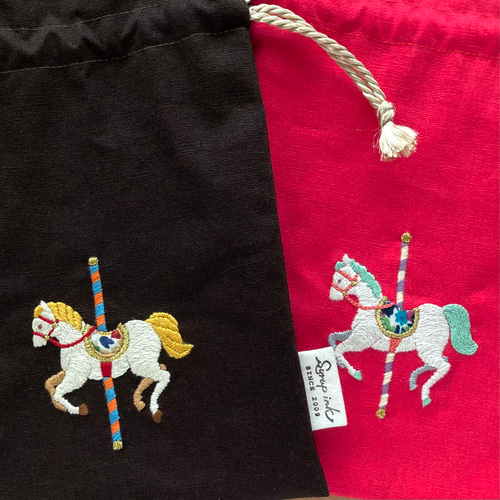 特集掲載】メリーゴーランド木馬と小花柄の手刺繍巾着【ショコラ