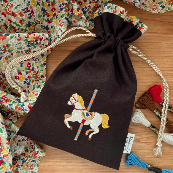 特集掲載】メリーゴーランド木馬と小花柄の手刺繍巾着【ショコラ