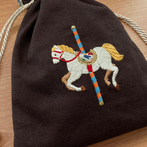 特集掲載】メリーゴーランド木馬と小花柄の手刺繍巾着【ショコラ