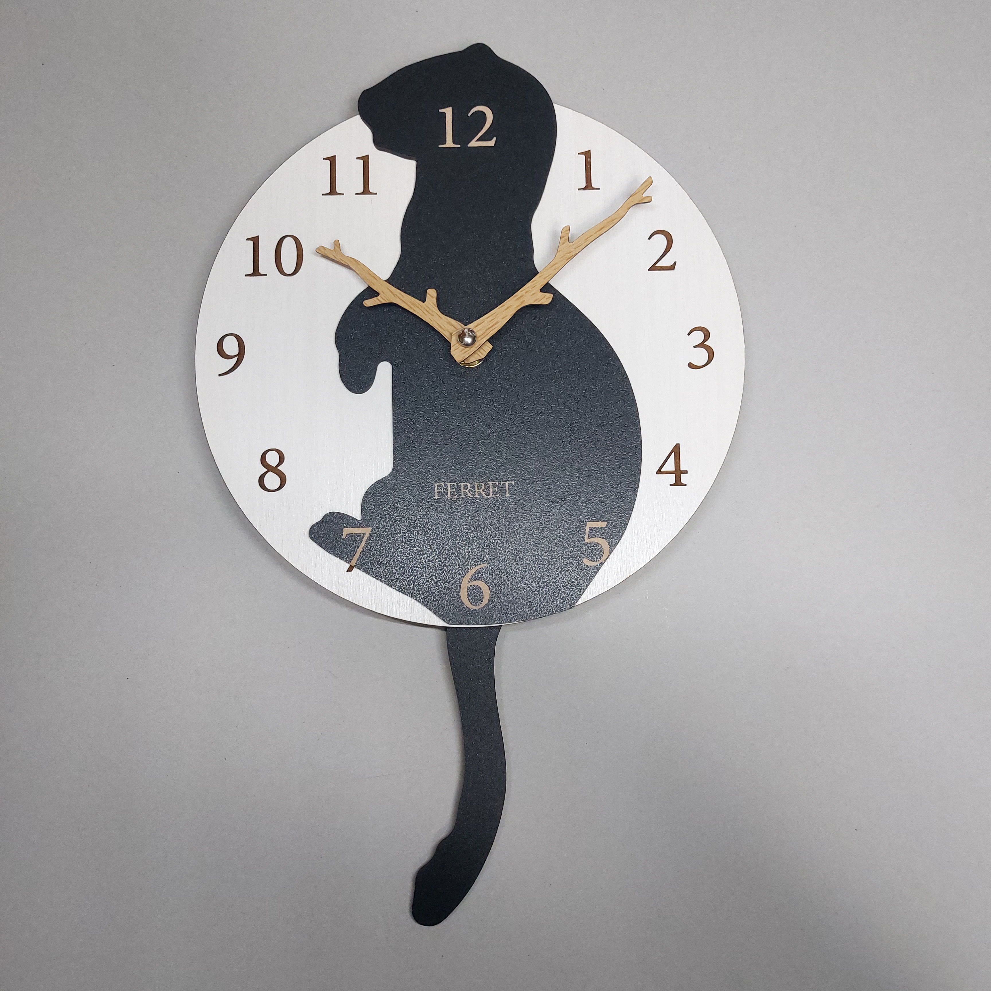 【期間限定値下げ3000円引き】名入れ・文字入れ　しっぽが振り子・はみ出しフェレット　掛け時計 　黒②