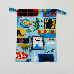 恐竜ロゴ柄☆120〜130こどもエプロン、三角巾、巾着3点セット 5枚目の画像