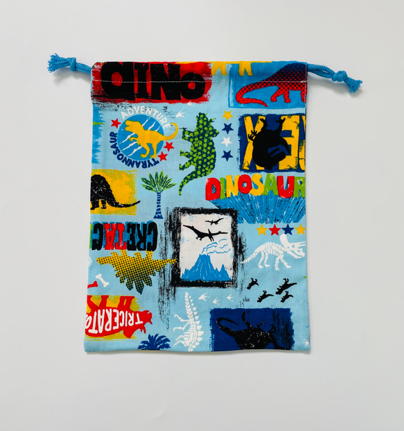 恐竜ロゴ柄☆120〜130こどもエプロン、三角巾、巾着3点セット 5枚目の画像