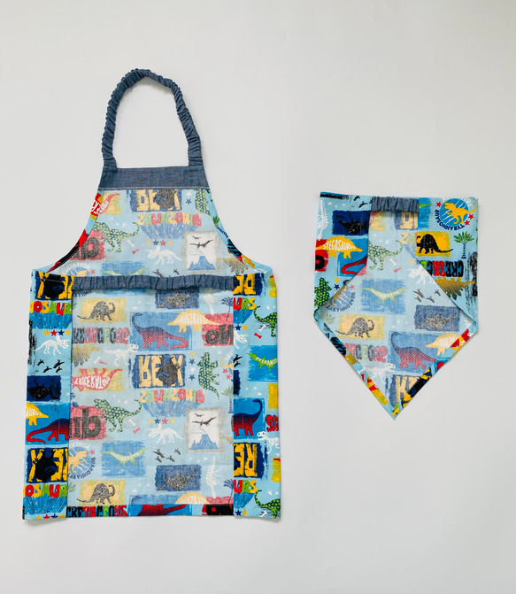 恐竜ロゴ柄☆120〜130こどもエプロン、三角巾、巾着3点セット 2枚目の画像