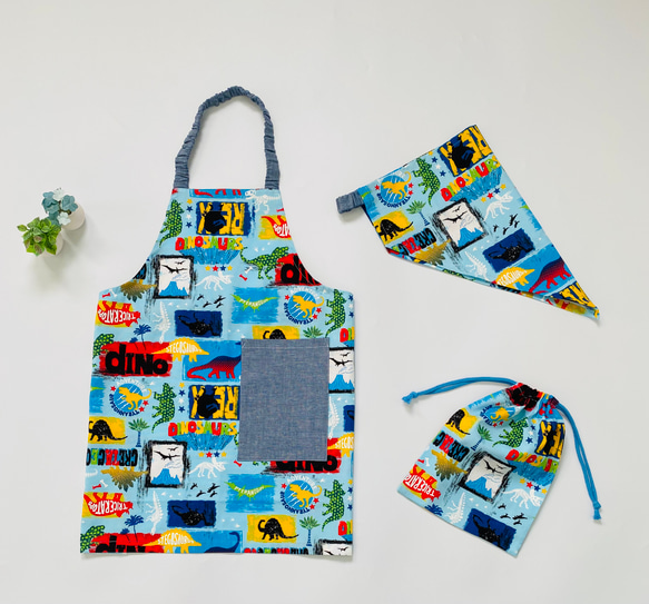 恐竜ロゴ柄☆120〜130こどもエプロン、三角巾、巾着3点セット 1枚目の画像
