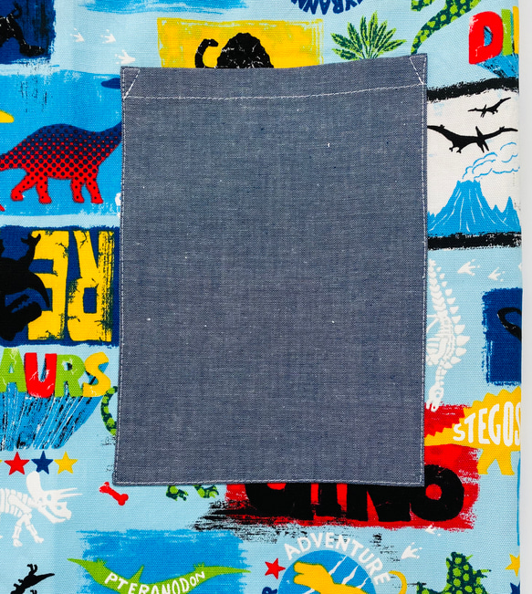 恐竜ロゴ柄☆120〜130こどもエプロン、三角巾、巾着3点セット 3枚目の画像