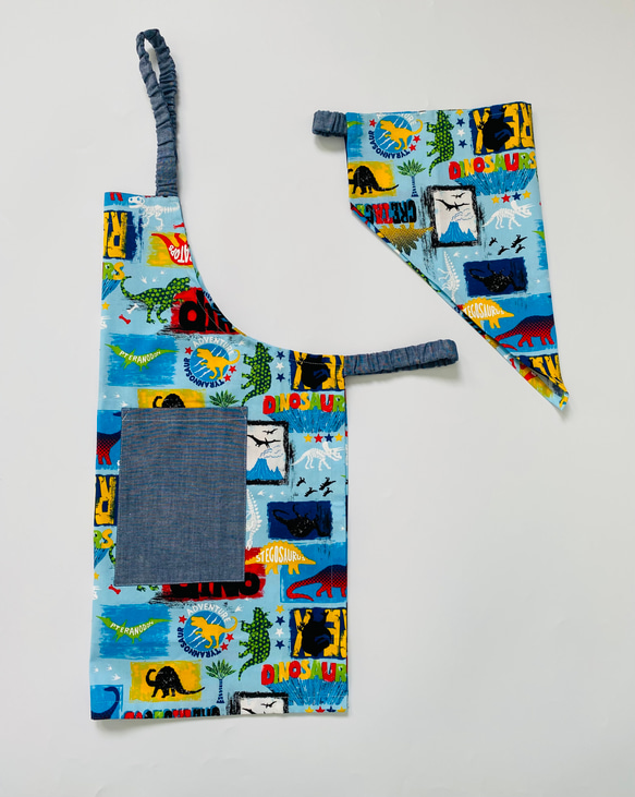 恐竜ロゴ柄☆120〜130こどもエプロン、三角巾、巾着3点セット 6枚目の画像