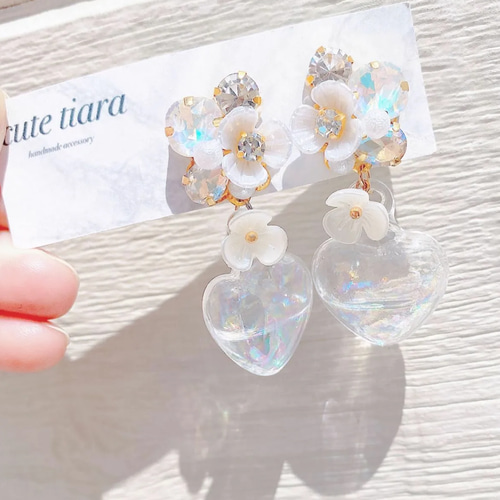 数量限定！ホワイトオパールフラワー×ゆらゆらガラスチャーム ピアス 