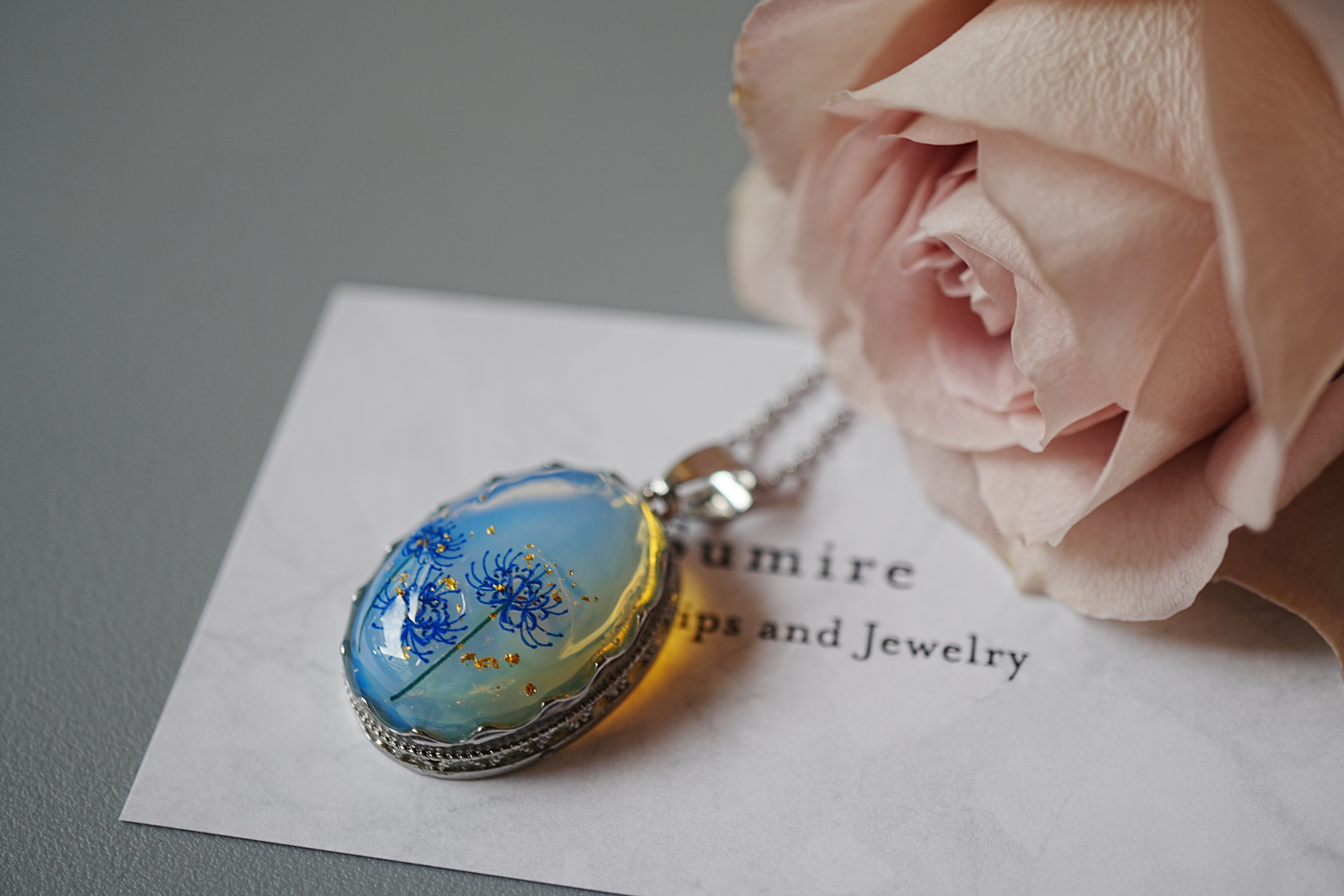 天然石オパールと青い彼岸花のペンダント 24k ネックレス