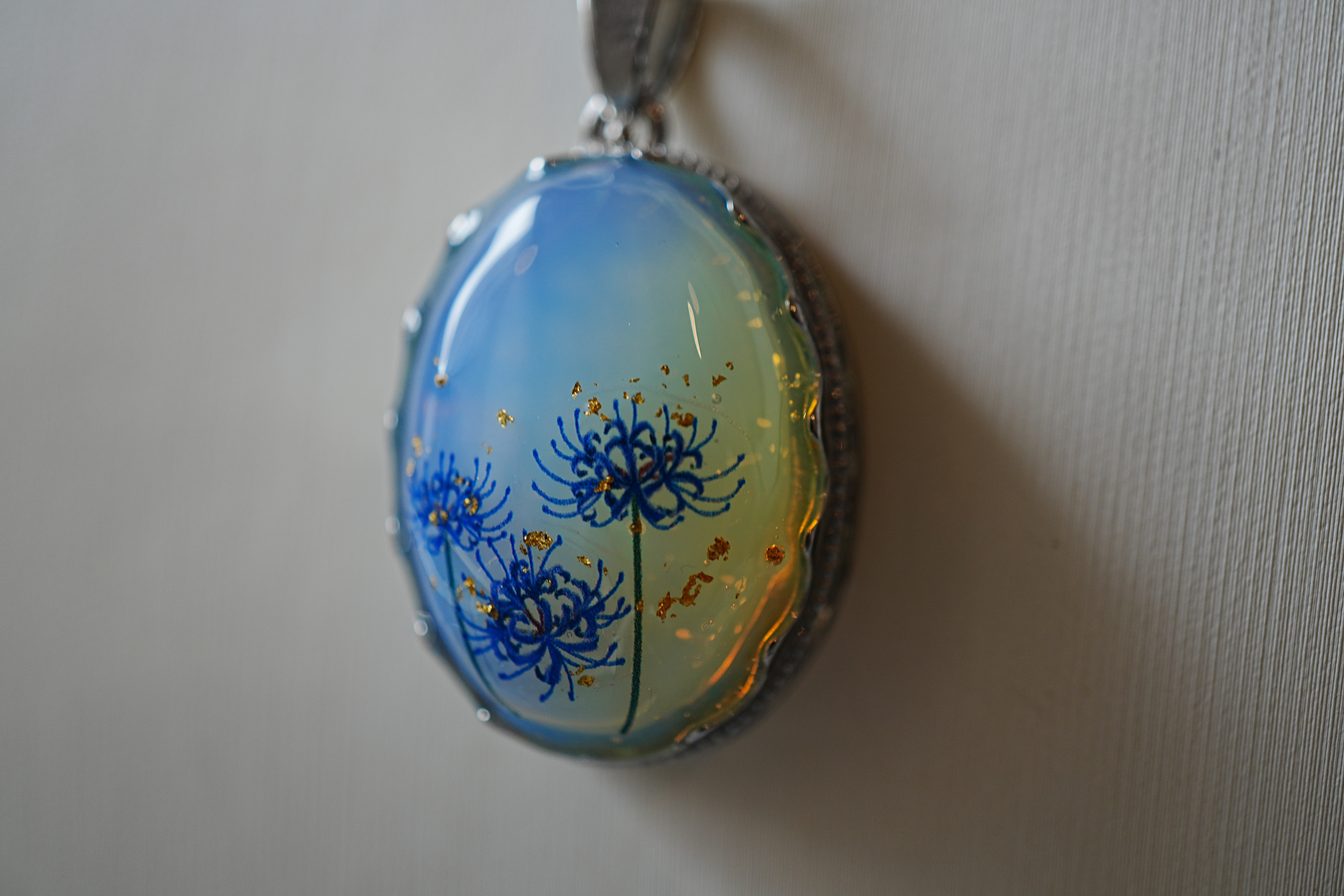 天然石オパールと青い彼岸花のペンダント 24k ネックレス