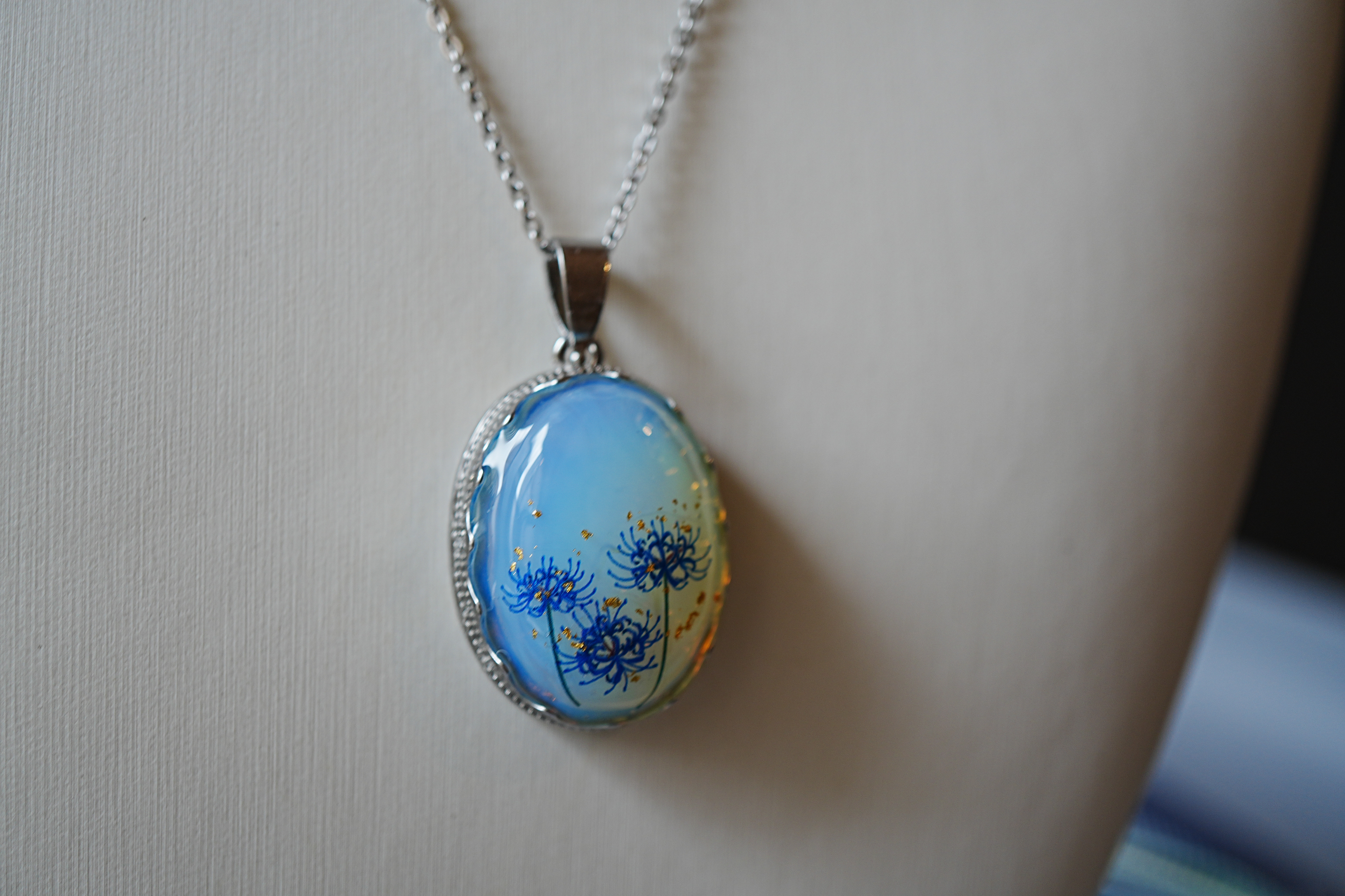 天然石オパールと青い彼岸花のペンダント 24k ネックレス