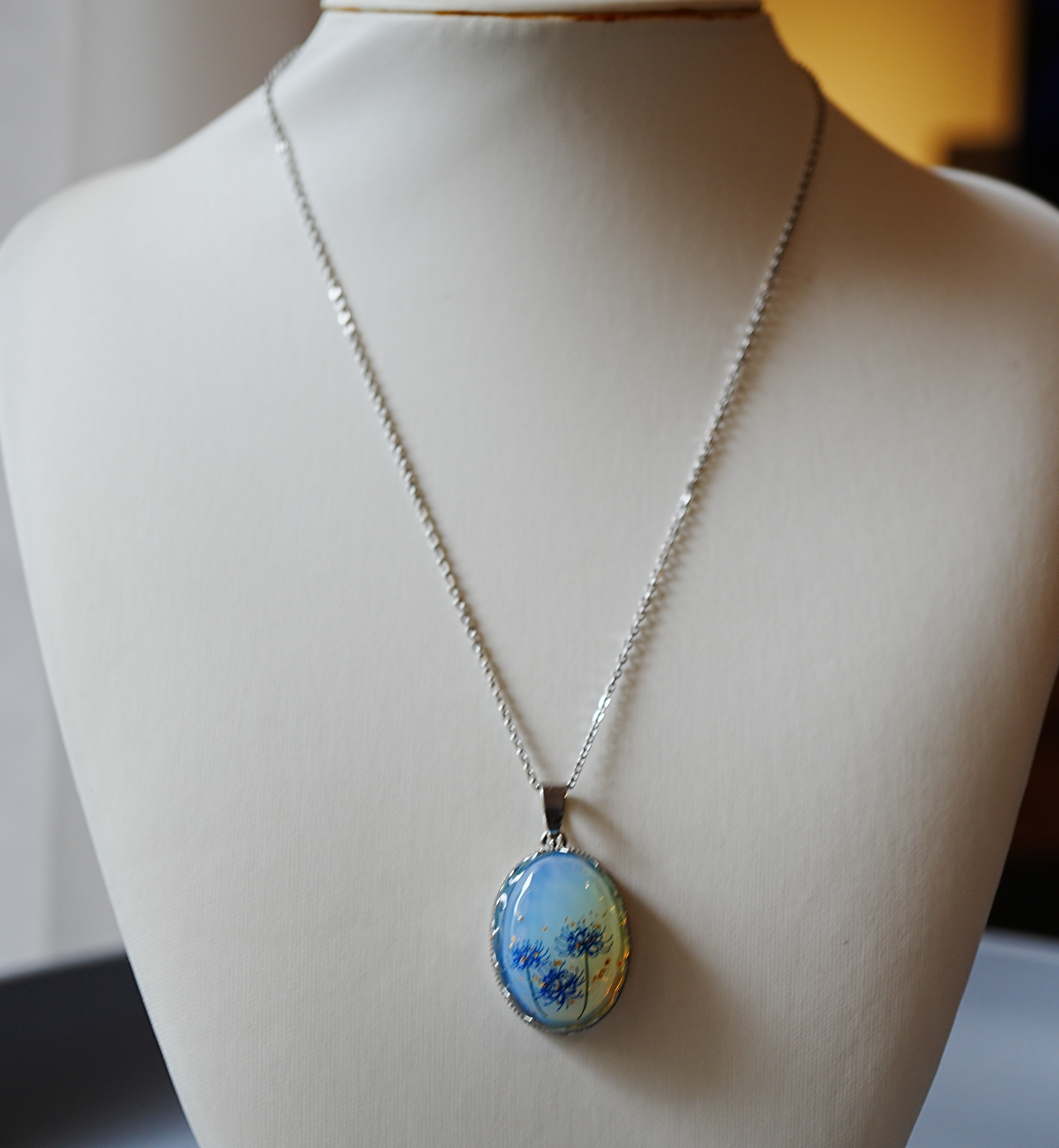 天然石オパールと青い彼岸花のペンダント 24k ネックレス