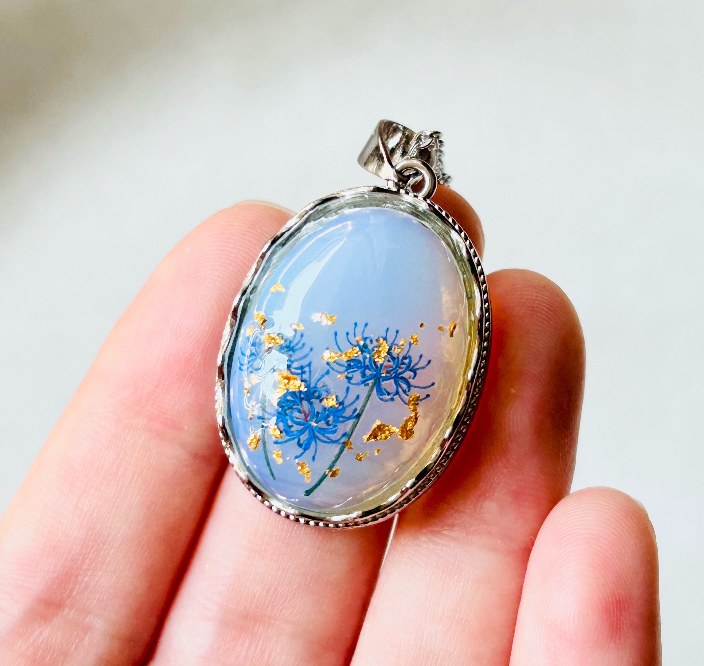 天然石オパールと青い彼岸花のペンダント 24k ネックレス