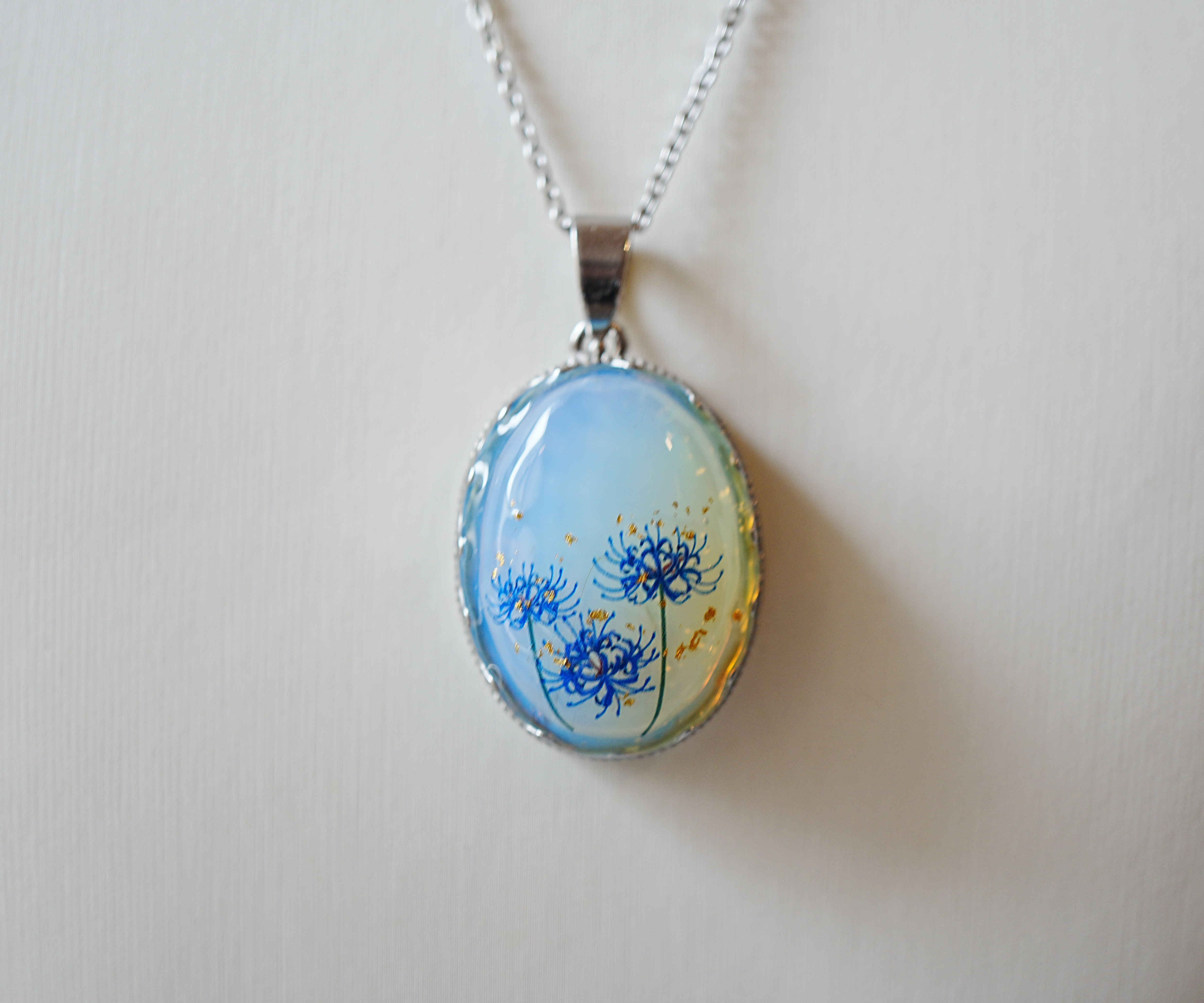 天然石オパールと青い彼岸花のペンダント 24k ネックレス