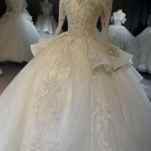 ロングトレーン 上品 エレガントなシルエット ボリューム 長袖  