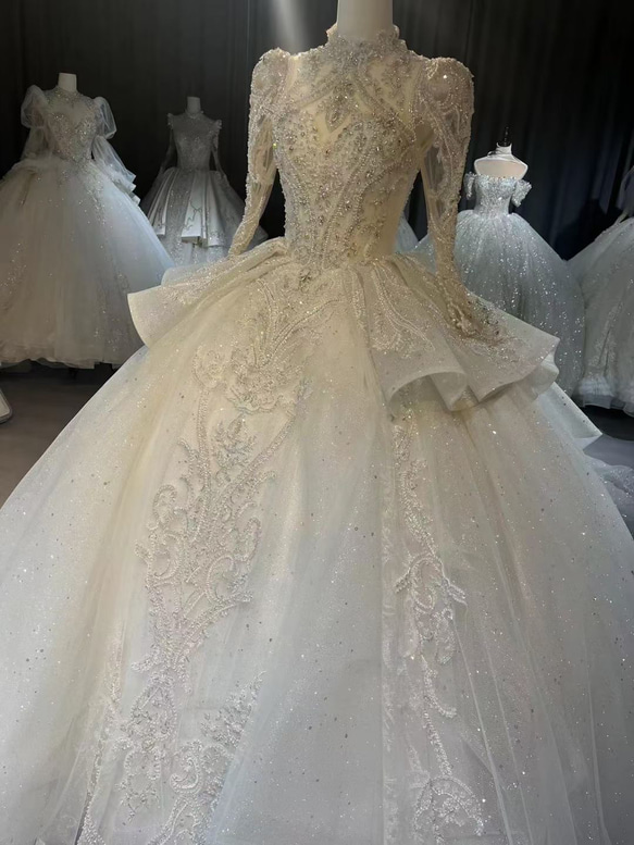 ロングトレーン 上品 エレガントなシルエット ボリューム 長袖