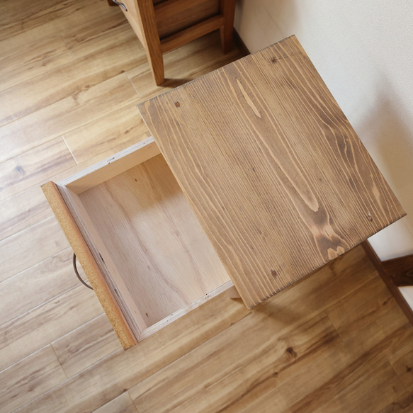 ◎ナイトテーブル◎サイドチェスト◎引き出し収納◎ 多少のガタツキなど生じる場合もございますのでフェルトなどを下に引いて対応お願いします