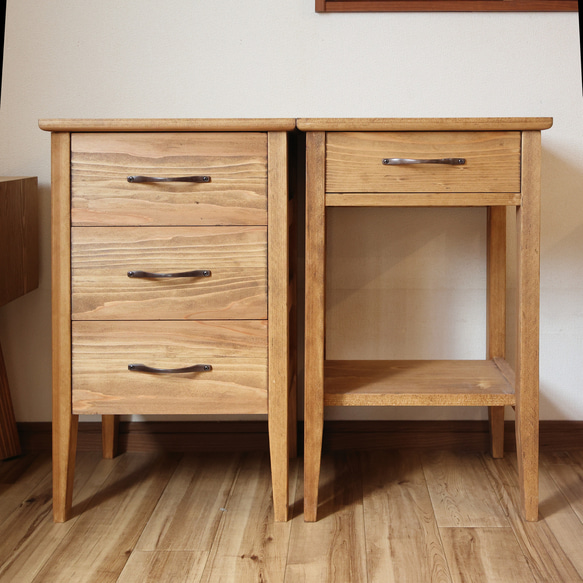 ◎ナイトテーブル◎サイドチェスト◎引き出し収納◎ 多少のガタツキなど生じる場合もございますのでフェルトなどを下に引いて対応お願いします