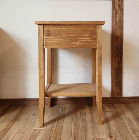 ◎ナイトテーブル◎サイドチェスト◎引き出し収納◎ 多少のガタツキなど生じる場合もございますのでフェルトなどを下に引いて対応お願いします