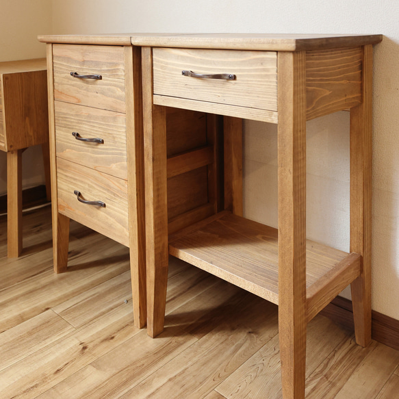 ◎ナイトテーブル◎サイドチェスト◎引き出し収納◎ 多少のガタツキなど生じる場合もございますのでフェルトなどを下に引いて対応お願いします