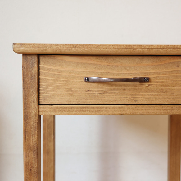 ◎ナイトテーブル◎サイドチェスト◎引き出し収納◎ 多少のガタツキなど生じる場合もございますのでフェルトなどを下に引いて対応お願いします