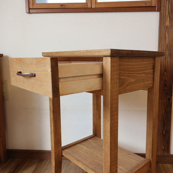 ◎ナイトテーブル◎サイドチェスト◎引き出し収納◎ 多少のガタツキなど生じる場合もございますのでフェルトなどを下に引いて対応お願いします