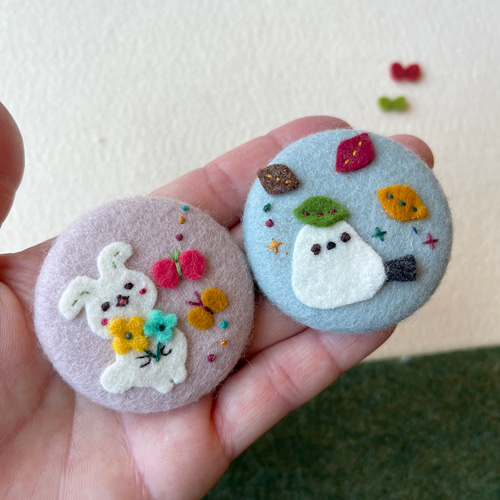 [専用　こり様]くるみボタン 刺繍 ブローチフェルト ハンドメイド シマエナガ 専用 こり様]くるみボタン 刺繍 ブローチフェルト ハンドメイド