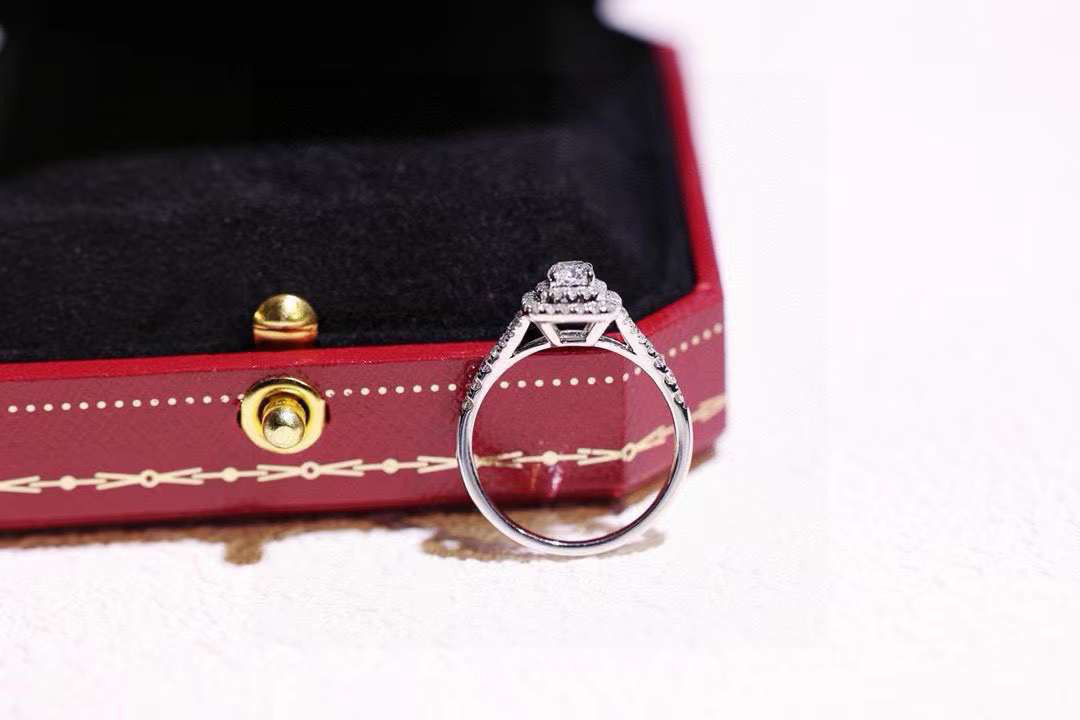 GIA鑑定書付き　0.38ct天然ダイヤモンド　指輪　K18 クッションカット