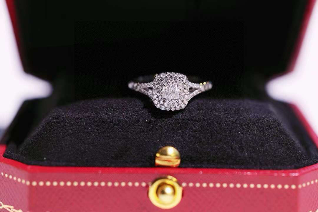 GIA鑑定書付き　0.38ct天然ダイヤモンド　指輪　K18 クッションカット