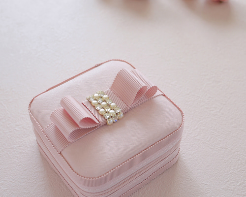 ［新品］ロマプリ　アクセサリーボックス　ピンク リボン付き ジュエリー　ケース 719069e0a12372bc240383619a0915