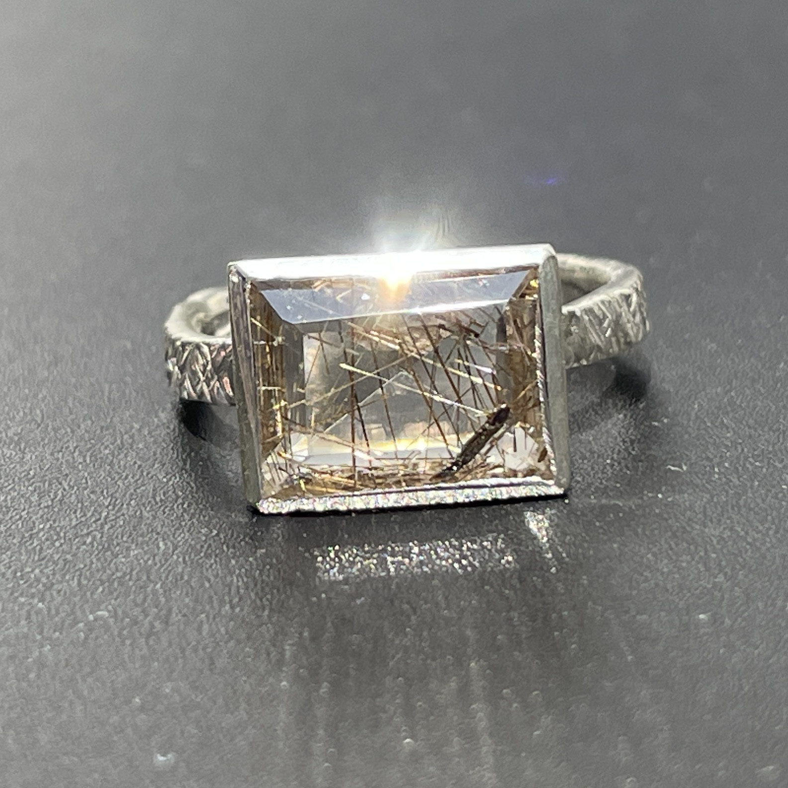 ルチルクォーツ　LSQカット　伏せこみ留　シルバーSV925リング