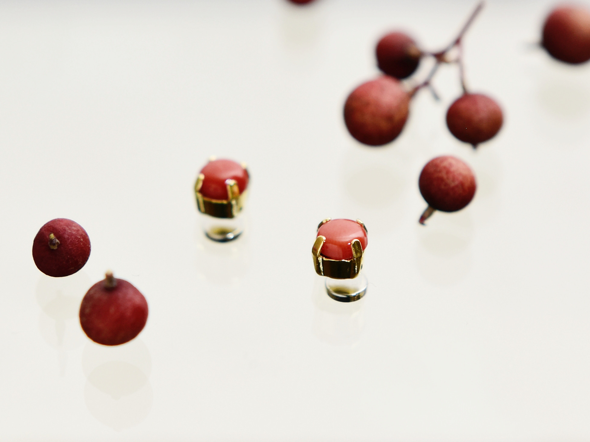 ピアスみたい！【マグネット　イヤリング】特別な天然色　本珊瑚　赤珊瑚　3月誕生石 6mm 1粒（ペア） 5,301円