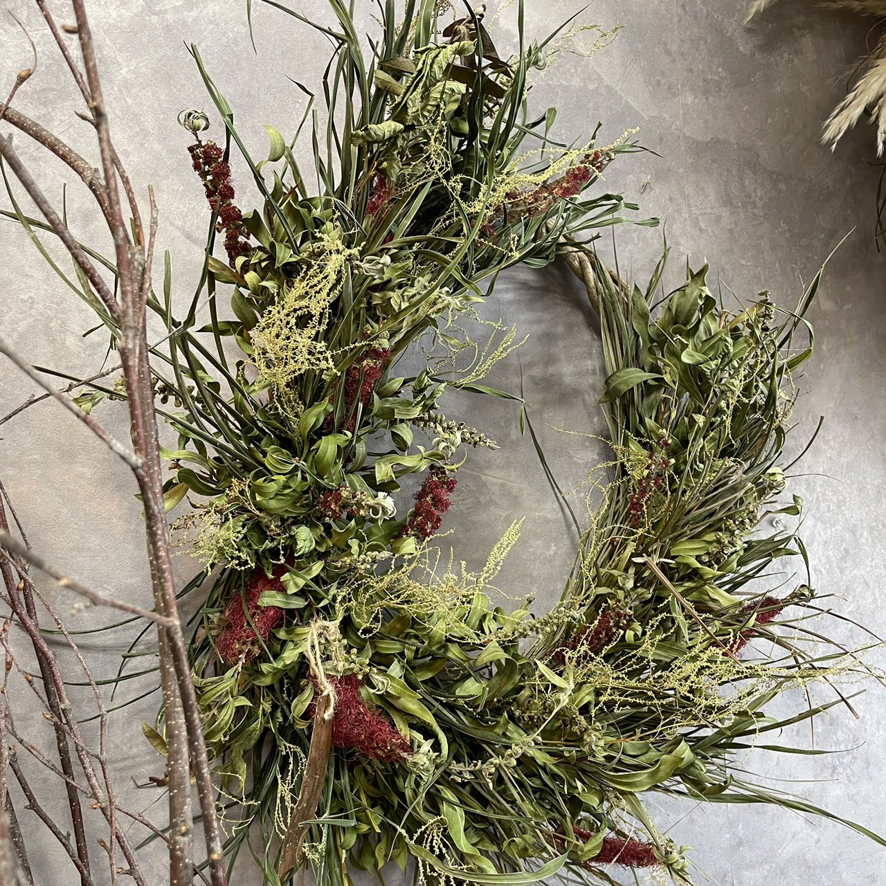 アレカヤシとキンポウジュ（ブラシの木）のリース