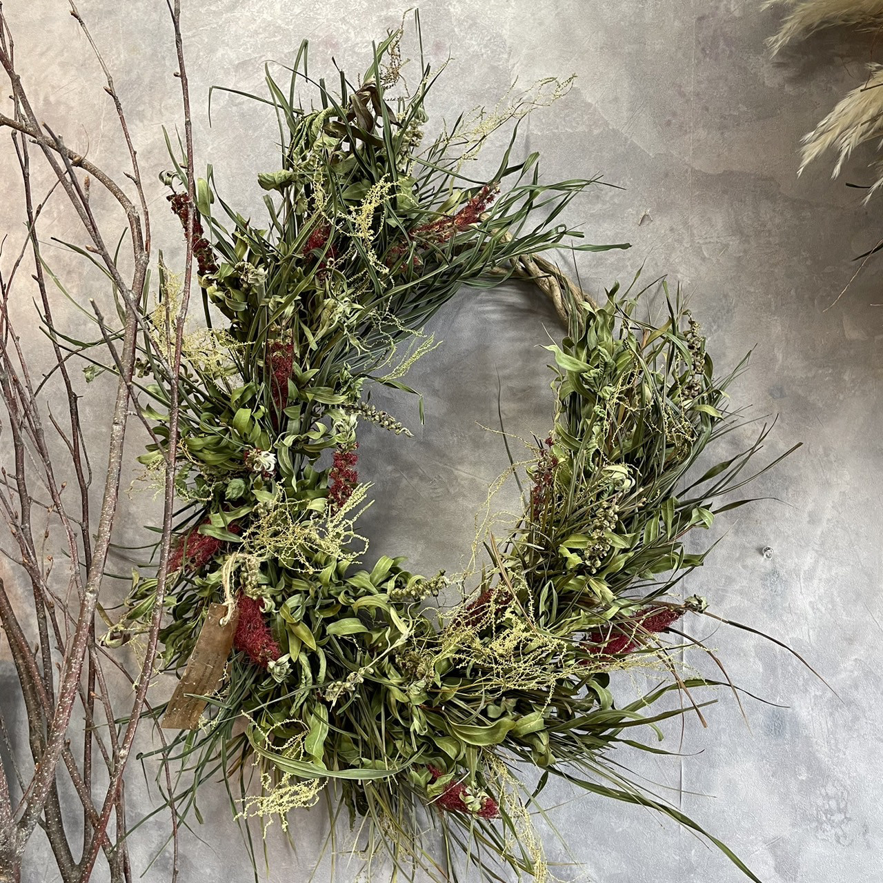 アレカヤシとキンポウジュ（ブラシの木）のリース