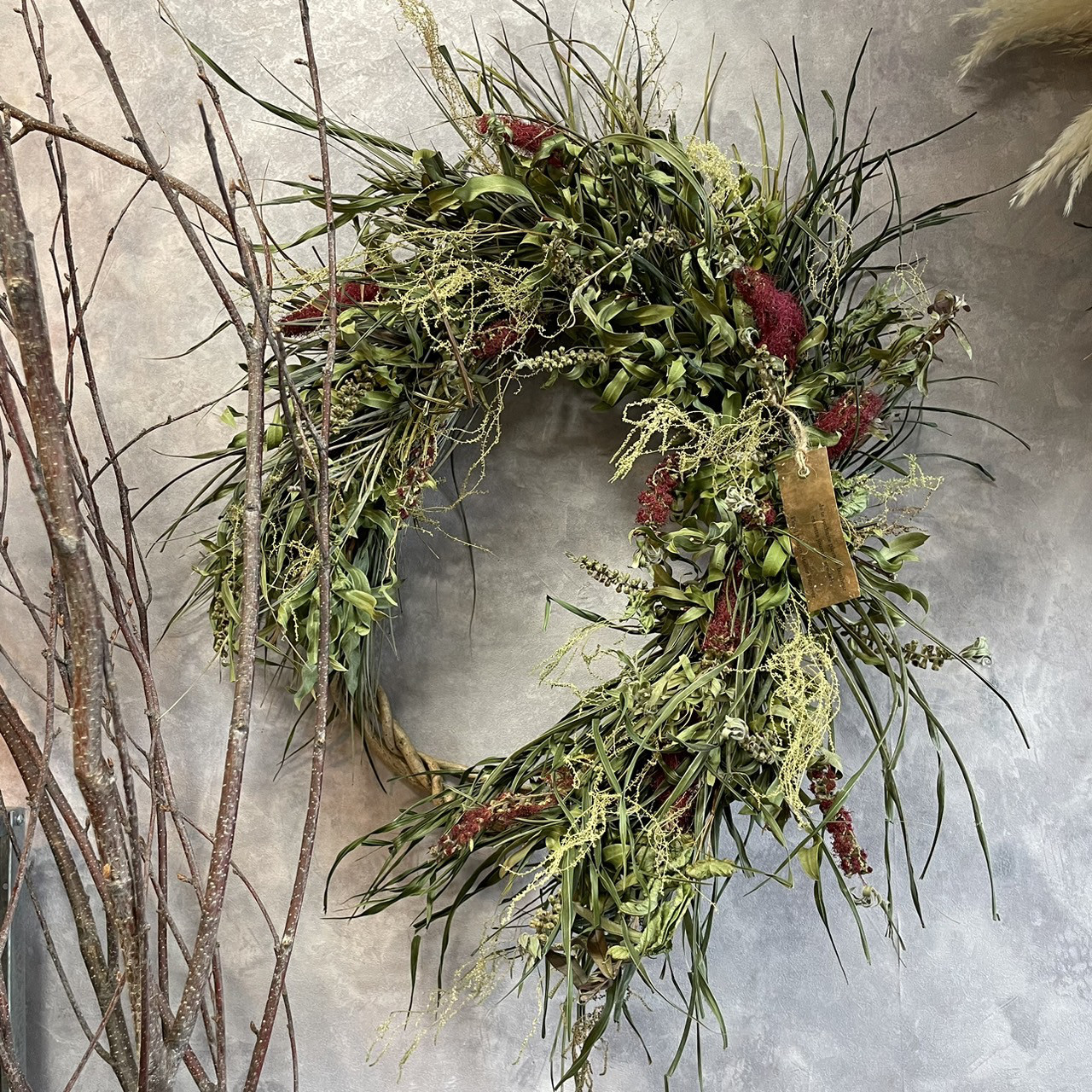 アレカヤシとキンポウジュ（ブラシの木）のリース