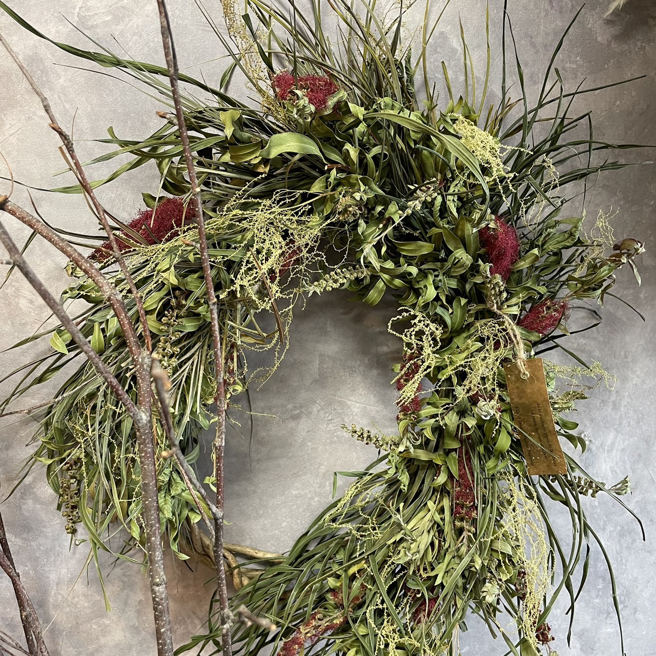 アレカヤシとキンポウジュ（ブラシの木）のリース