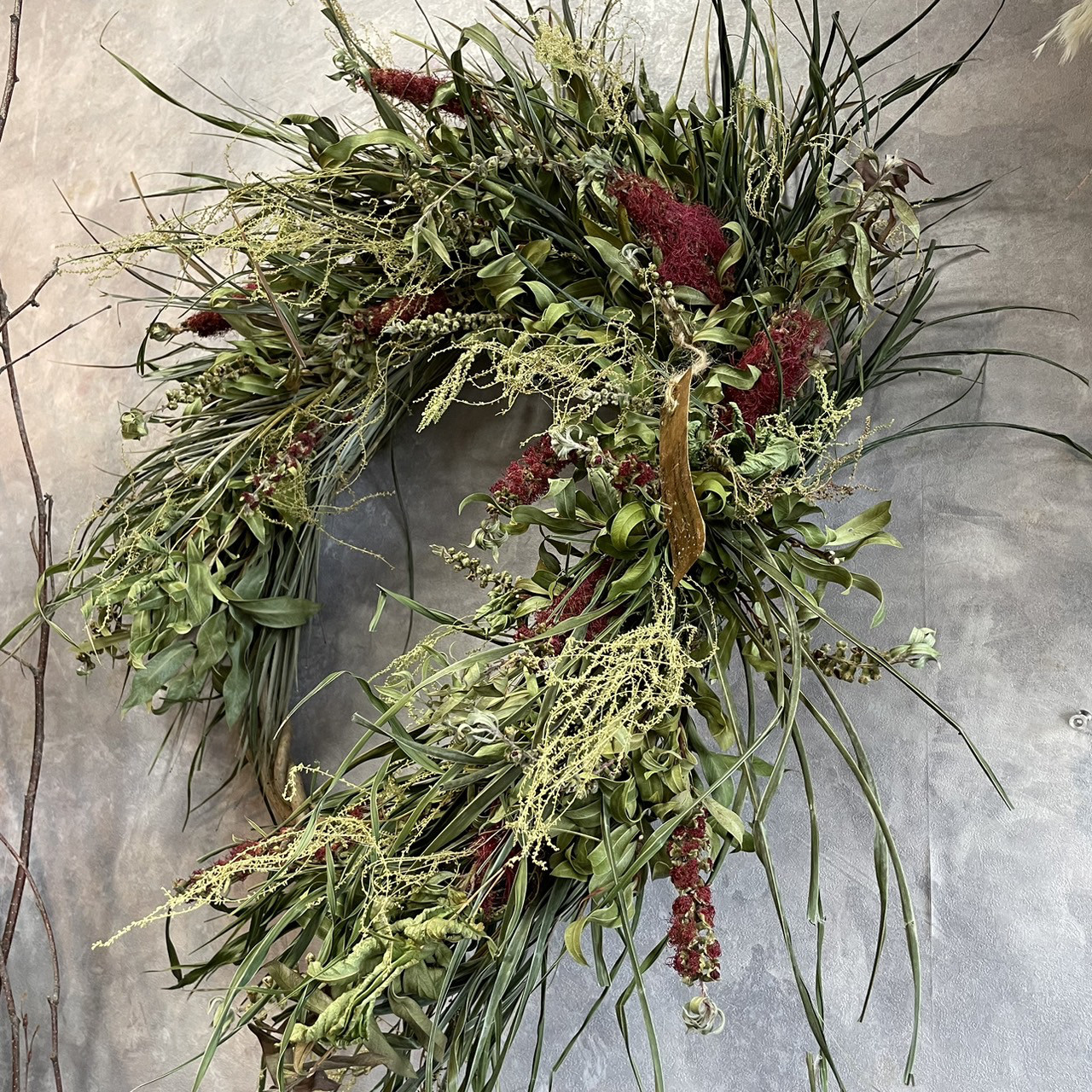 アレカヤシとキンポウジュ（ブラシの木）のリース