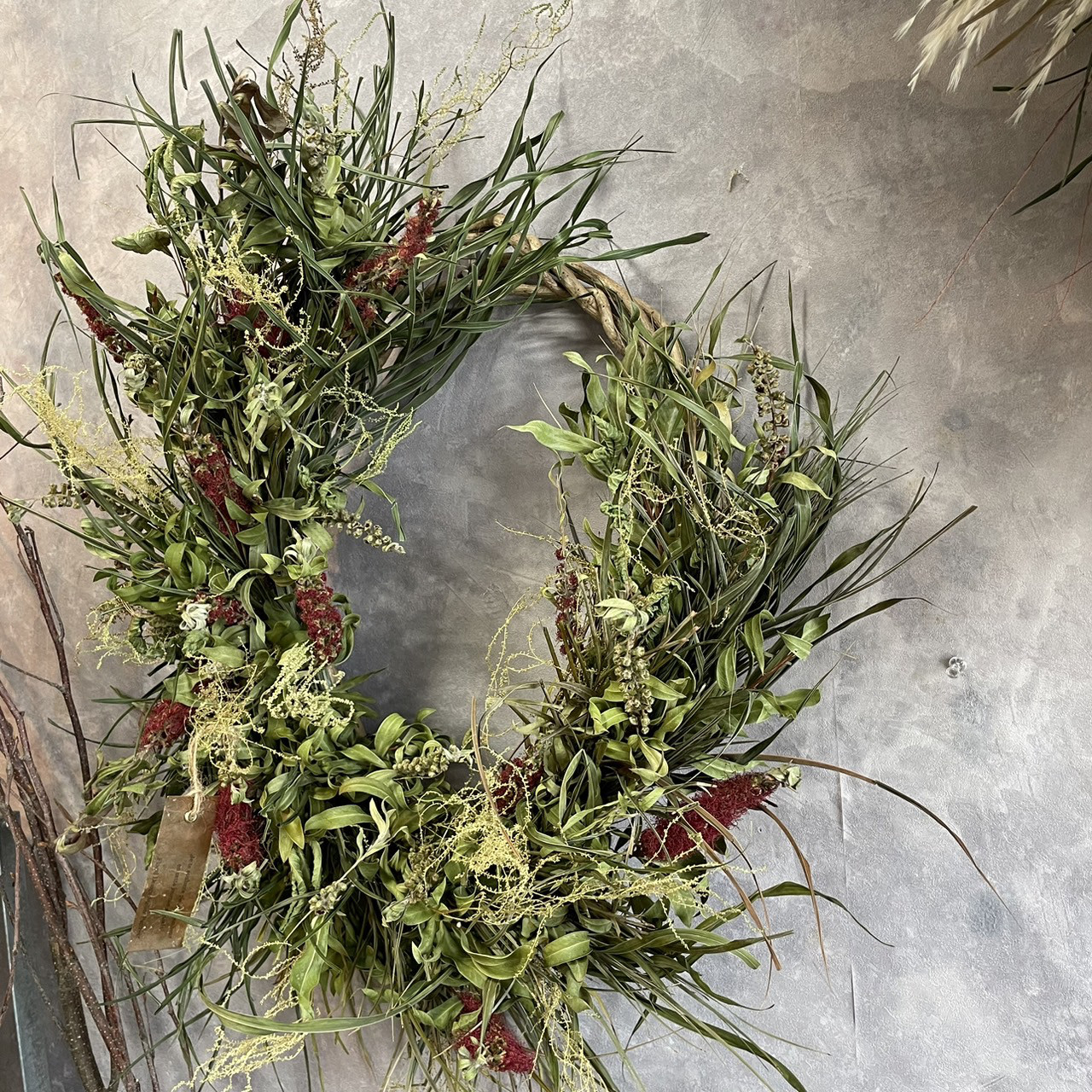 アレカヤシとキンポウジュ（ブラシの木）のリース