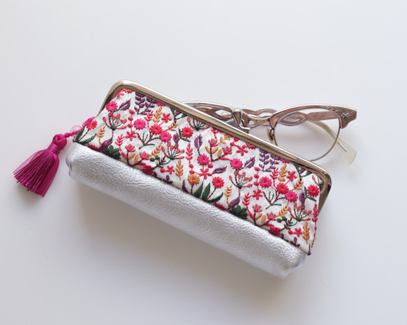 印度刺繡絲帶和牛皮眼鏡筆套，花卉和銀飾 第1張的照片