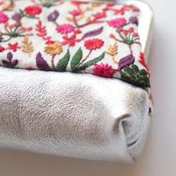 印度刺繡絲帶和牛皮眼鏡筆套，花卉和銀飾 第3張的照片