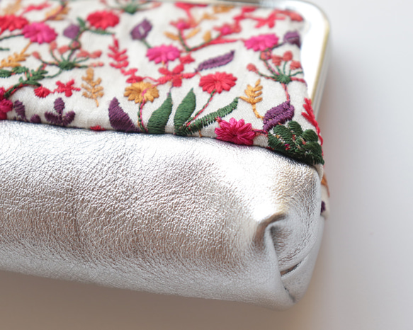 印度刺繡絲帶和牛皮眼鏡筆套，花卉和銀飾 第3張的照片