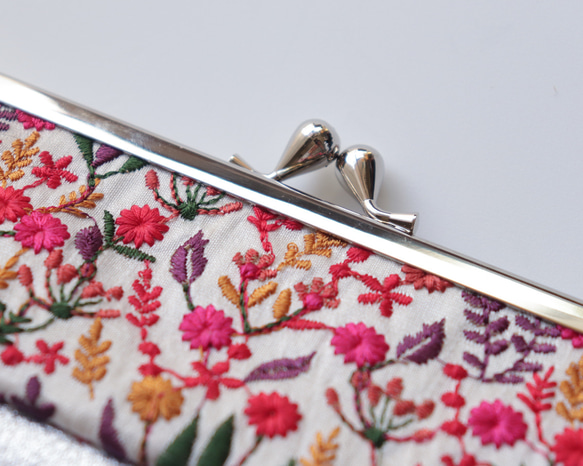 印度刺繡絲帶和牛皮眼鏡筆套，花卉和銀飾 第2張的照片