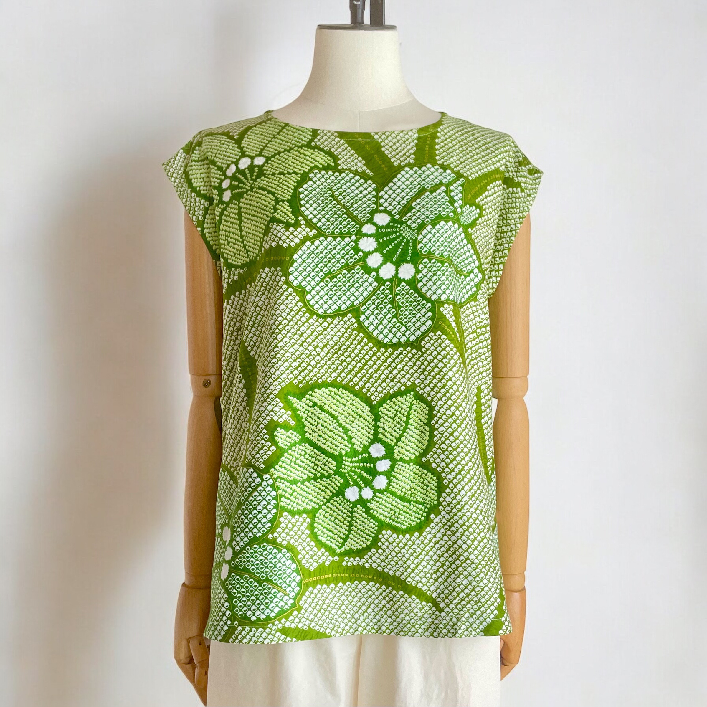 Tシャツ風ブラウス【送料込み】古布リメイク　ノースリーブ　グリーン