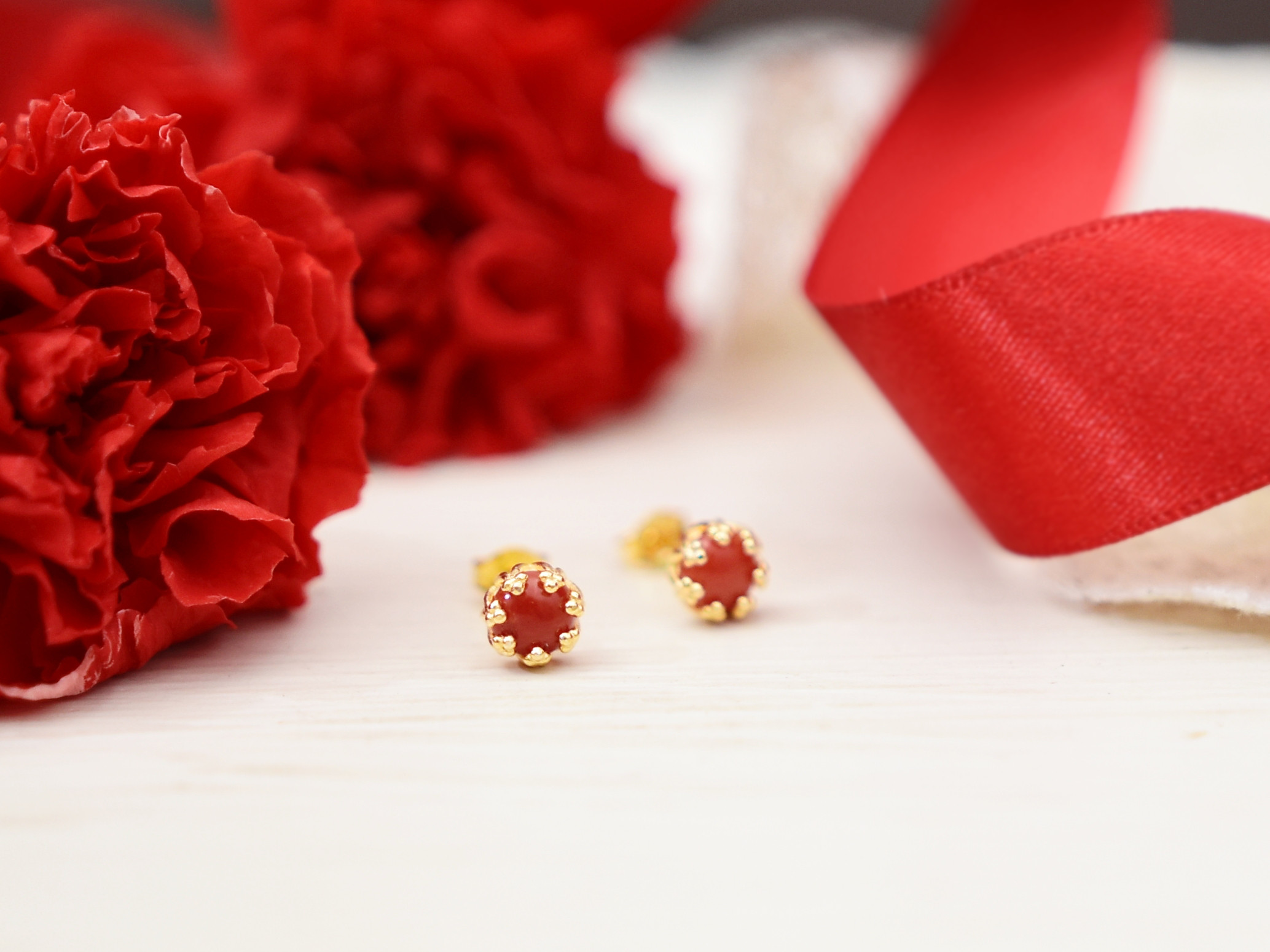 【シルバー925（ゴールド色）・ アンティークなピアス】特別な天然色　本珊瑚　赤珊瑚　3月誕生石　5mm　1粒（ペア）