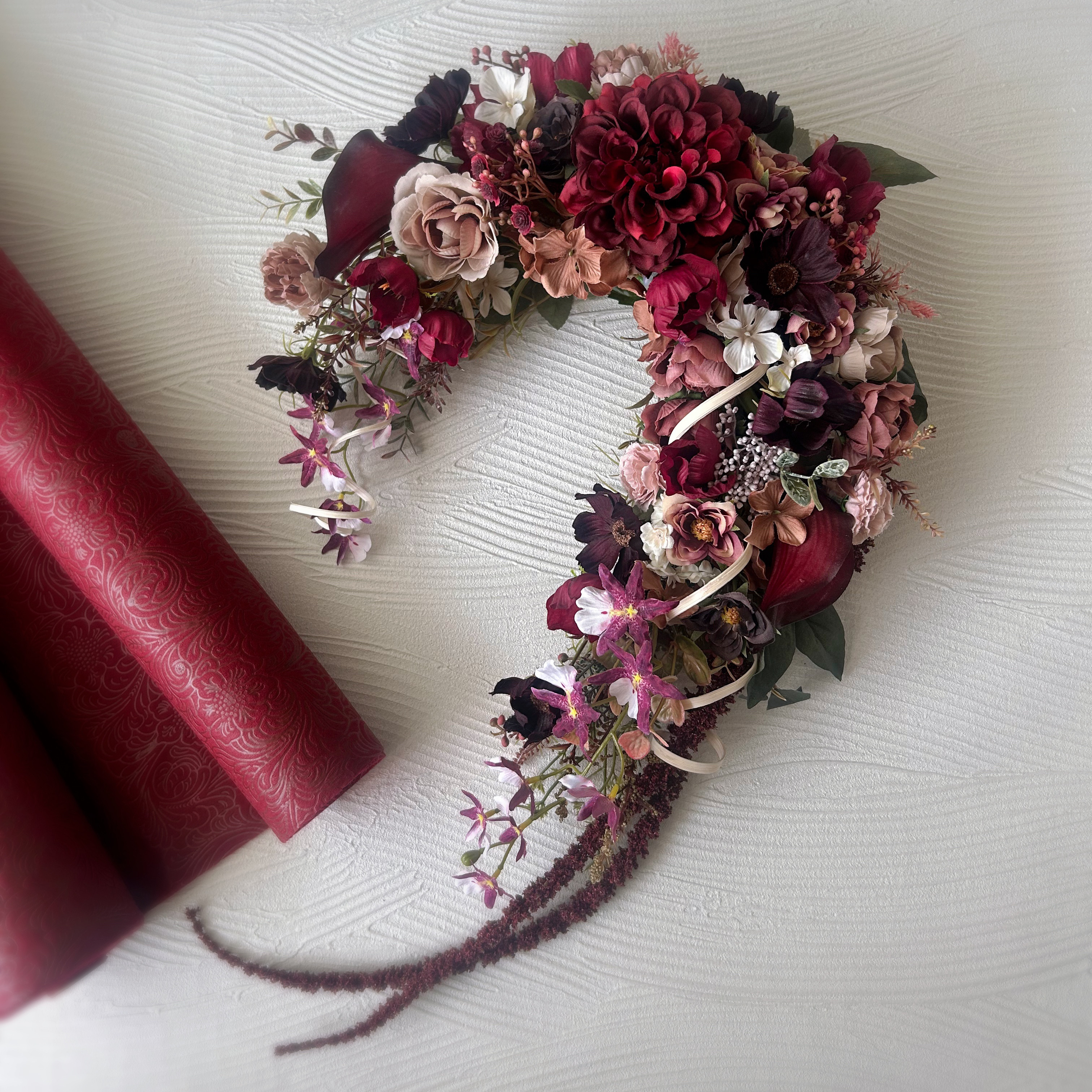 赤いダリアとチョコレートコスモスの馬蹄型リース ラッピング無料 造花リース フラワーギフト 敬老の日 還暦祝い 壁掛け