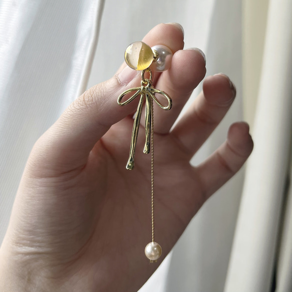 パールキャッチの揺れるゴールドリボンピアス ピアス（スタッド・一粒 
